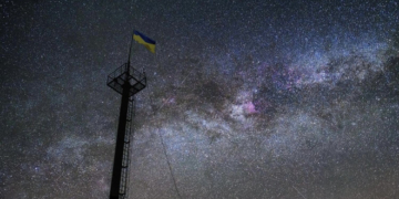 До поліції та тероборони приходять звернення від людей щодо «дивних мерехтливих об’єктів в небі» – пояснення від астрофотографа