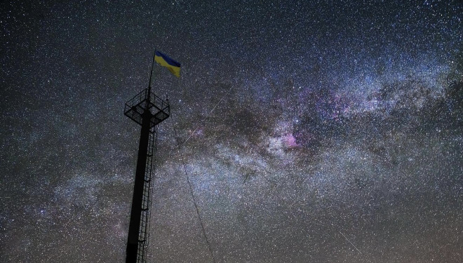 До поліції та тероборони приходять звернення від людей щодо «дивних мерехтливих об’єктів в небі» – пояснення від астрофотографа