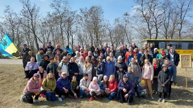Переселенці разом з місцевими вірянами ходили пішки до Зарваниці