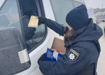 В Тернополі поліцейські роздають людям смаколики на блокпостах