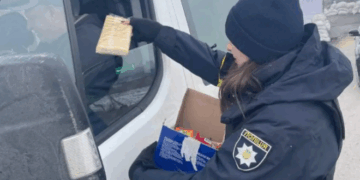 В Тернополі поліцейські роздають людям смаколики на блокпостах