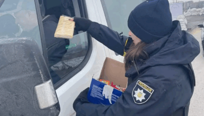 В Тернополі поліцейські роздають людям смаколики на блокпостах