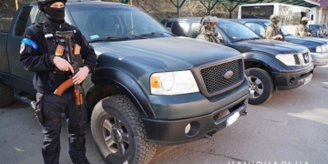 Декілька автомобілів-позашляховиків отримали поліцейські Тернопільщини від меценатів