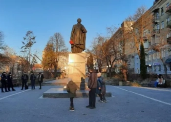 У Тернополі пам’ятник Пушкіну облили червоною рідиною