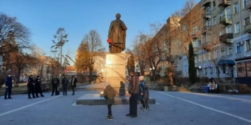 У Тернополі пам’ятник Пушкіну облили червоною рідиною