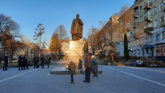 У Тернополі пам’ятник Пушкіну облили червоною рідиною
