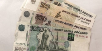 Після вторгнення в Україну Російський рубль подешевшав у два рази