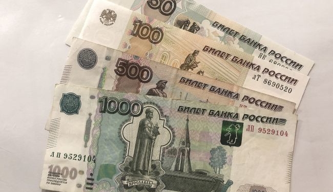 Після вторгнення в Україну Російський рубль подешевшав у два рази