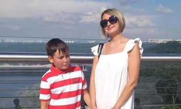 Російський танк розстріляв матір та сина під Києвом: загиблих поховали у дворі ЖК