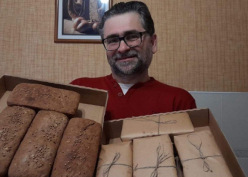 Тернополянин пече хліб для захисників – вже передав на передову понад 200 хлібин