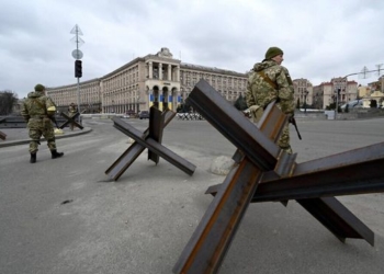 Українські військові укріплюють третє кільце оборони Києва