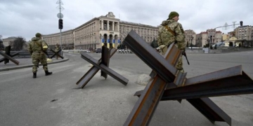 Українські військові укріплюють третє кільце оборони Києва