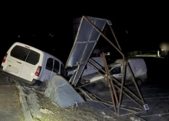 У Тернополі водій авто зніс стенд з оголошеннями та протаранив огорожу