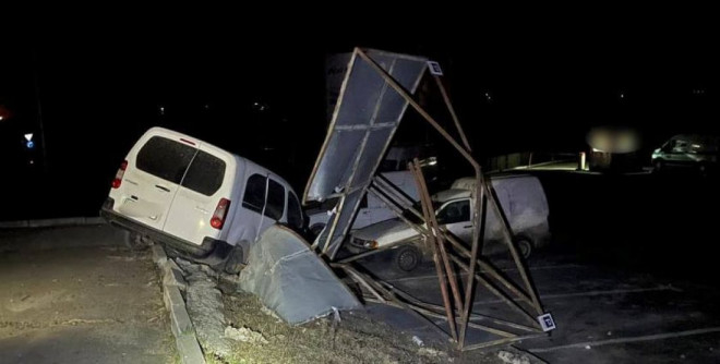 У Тернополі водій авто зніс стенд з оголошеннями та протаранив огорожу