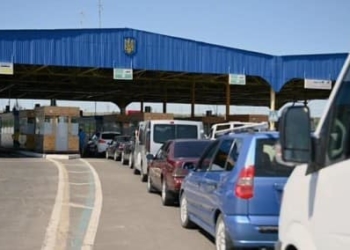 Потрібні військовим авто понад добу стоять на кордоні: чергу створюють самі ж українці, які везуть машини для перепродажу