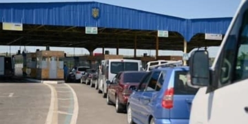 Потрібні військовим авто понад добу стоять на кордоні: чергу створюють самі ж українці, які везуть машини для перепродажу