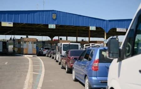 Потрібні військовим авто понад добу стоять на кордоні: чергу створюють самі ж українці, які везуть машини для перепродажу