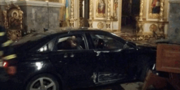 У Тернополі жінка на авто заїхала до центрального собору УГКЦ та розтрощила плащаницю і престіл