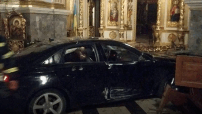 У Тернополі жінка на авто заїхала до центрального собору УГКЦ та розтрощила плащаницю і престіл