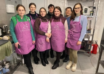 Дівчата у Тернополі печуть булочки для українських захисників