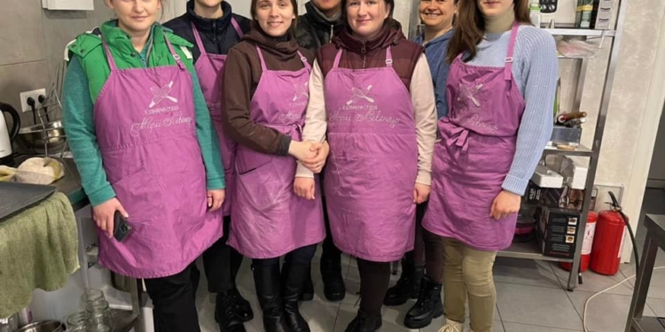 Дівчата у Тернополі печуть булочки для українських захисників