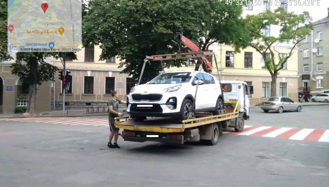 Автомобілі, які залишені на проїжджій частині вулиць Тернополя, будуть евакуйовані на арештмайданчик