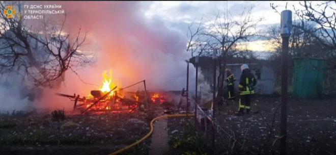 У Великоберезовицькій МТГ на території дачного кооперативу виникла пожежа дерев’яного дачного будинку