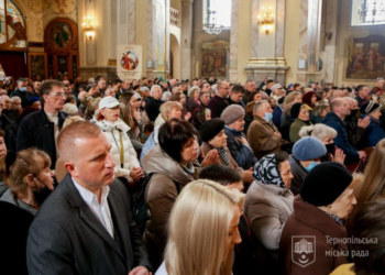 Сотні людей молилися за мир в Україні: 10 квітня, в Архикатедральному Соборі Тернополя відбулася Хресна дорога