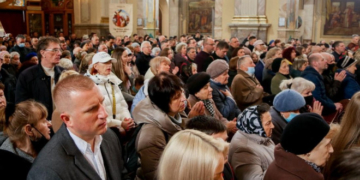 Сотні людей молилися за мир в Україні: 10 квітня, в Архикатедральному Соборі Тернополя відбулася Хресна дорога