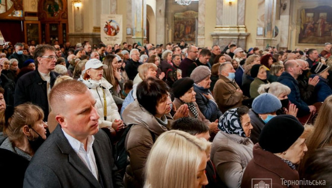 Сотні людей молилися за мир в Україні: 10 квітня, в Архикатедральному Соборі Тернополя відбулася Хресна дорога