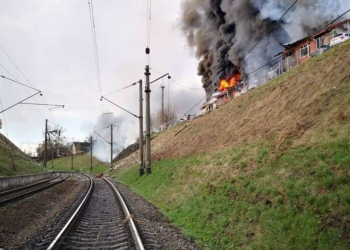 окупанти обстріляли залізницю