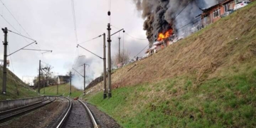 окупанти обстріляли залізницю