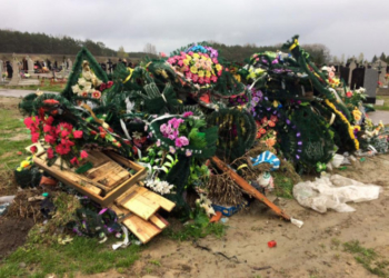 Жителів Тернопільщини закликають не нести штучні квіти на кладовища