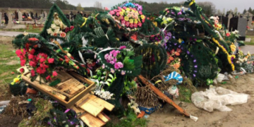 Жителів Тернопільщини закликають не нести штучні квіти на кладовища