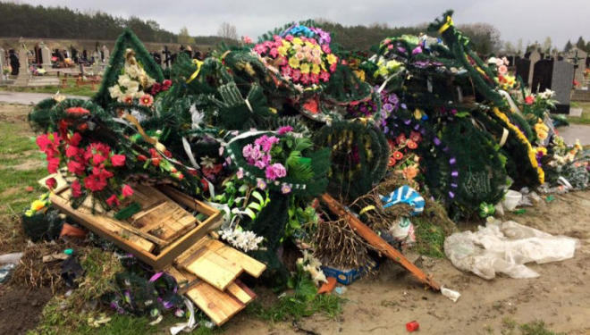 Жителів Тернопільщини закликають не нести штучні квіти на кладовища
