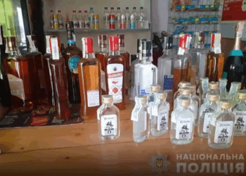 Факти підпільного продажу спиртного під час воєнного стану продовжують виявляти працівники поліції