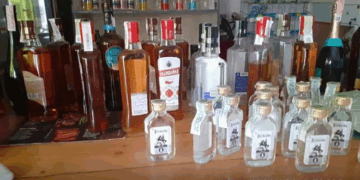 Факти підпільного продажу спиртного під час воєнного стану продовжують виявляти працівники поліції