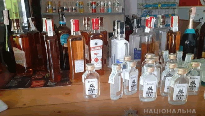 Факти підпільного продажу спиртного під час воєнного стану продовжують виявляти працівники поліції
