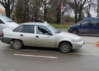 Біля літака на «Східному» невідомі обстріляли автомобіль таксі