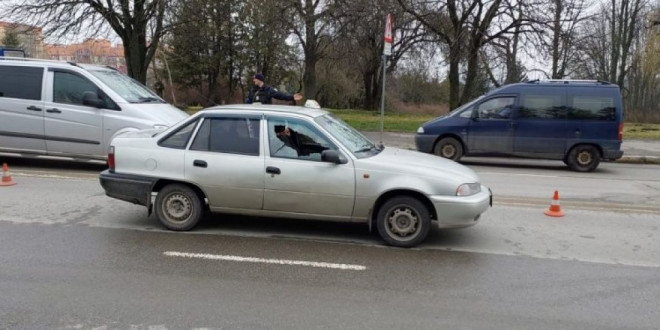 Біля літака на «Східному» невідомі обстріляли автомобіль таксі