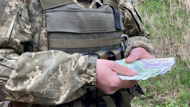 Які виплати отримуватимуть українські військові у період воєнного стану