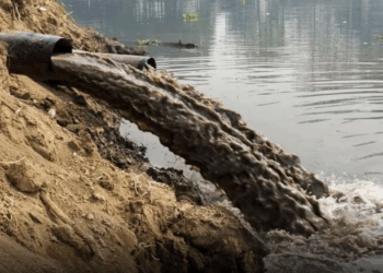 Отруєну хімікатами воду після ракетного обстрілу Тернопільщини понесло в Білорусь