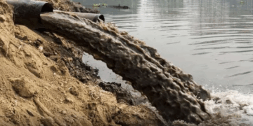 Отруєну хімікатами воду після ракетного обстрілу Тернопільщини понесло в Білорусь