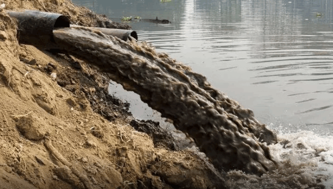 Отруєну хімікатами воду після ракетного обстрілу Тернопільщини понесло в Білорусь