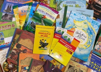 Для маленьких українців у Німеччині передали книжки