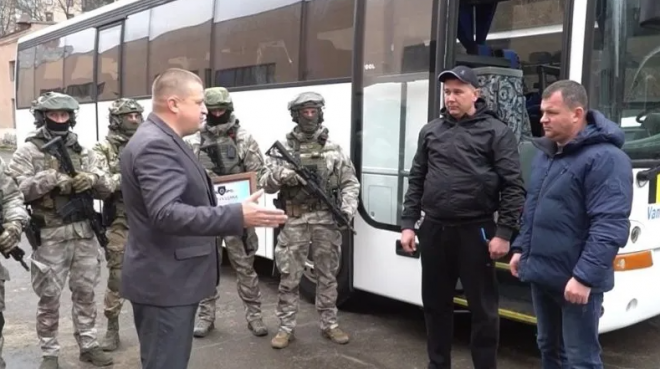 Волонтери подарували автобус поліцейським Тернопільщини