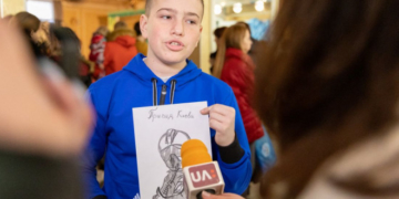 Родина з Маріуполя, яка знайшла прихисток на Тернопіллі, не покидає віри, що скоро повернеться додому