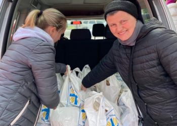 Стареньким мешканям Тернополя вручили великодні кошики: пасочки та інші святкові продукти