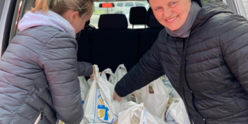 Стареньким мешканям Тернополя вручили великодні кошики: пасочки та інші святкові продукти