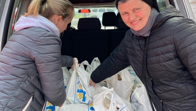 Стареньким мешканям Тернополя вручили великодні кошики: пасочки та інші святкові продукти